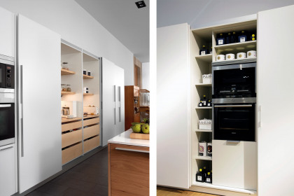 Cocinas pequeñas con torres de electrodomésticos integradas. De tonos blancos.
