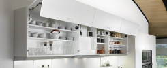Mueble con puertas plegables de color blanco de Santos Cocinas DC.