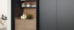 Mueble con puertas escamoteable de color negro, con el interior de madera